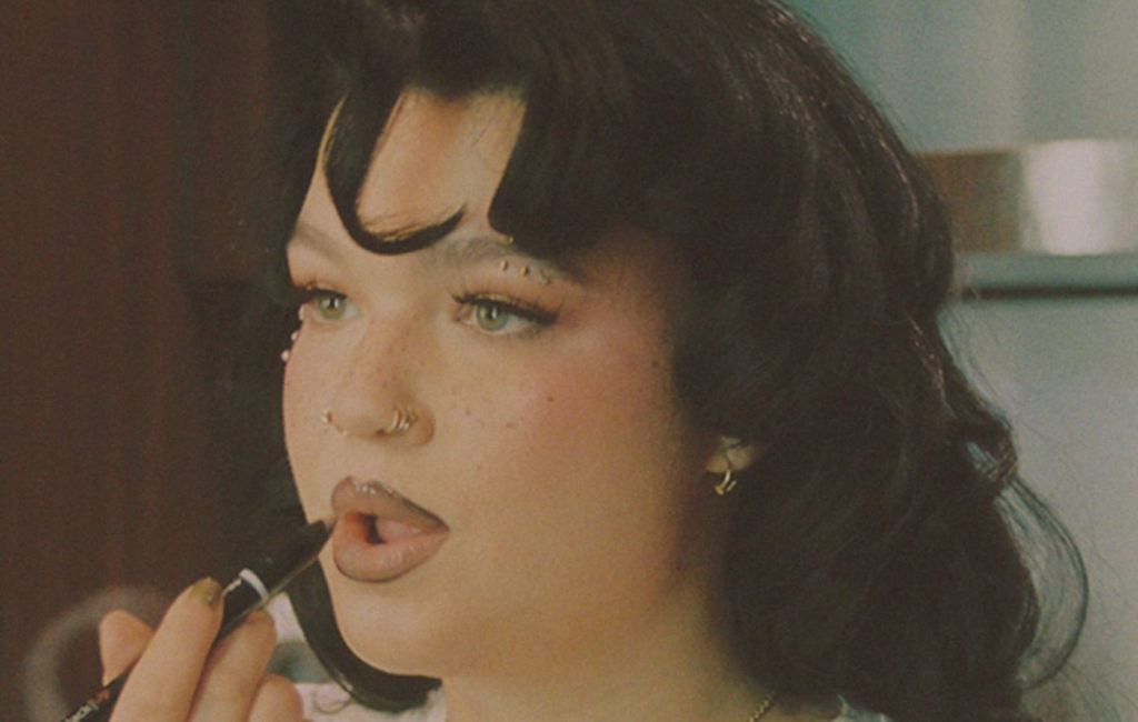 Η Lola Young επιστρέφει στη σκηνή με μια συναυλία στο London Palladium