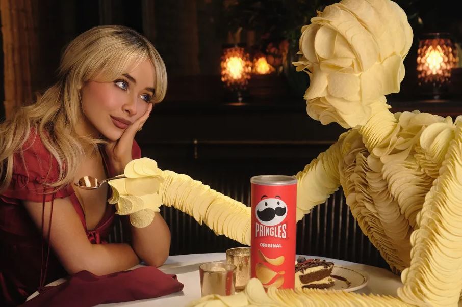 Η Sabrina Carpenter φτιάχνει έναν άντρα από Pringles