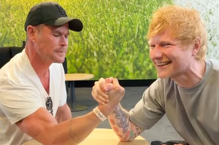 Ο Ed Sheeran επιδεικνύει τη δύναμη υπερήρωα σε αγώνα μπρα-ντε-φερ με τον Chris Hemsworth