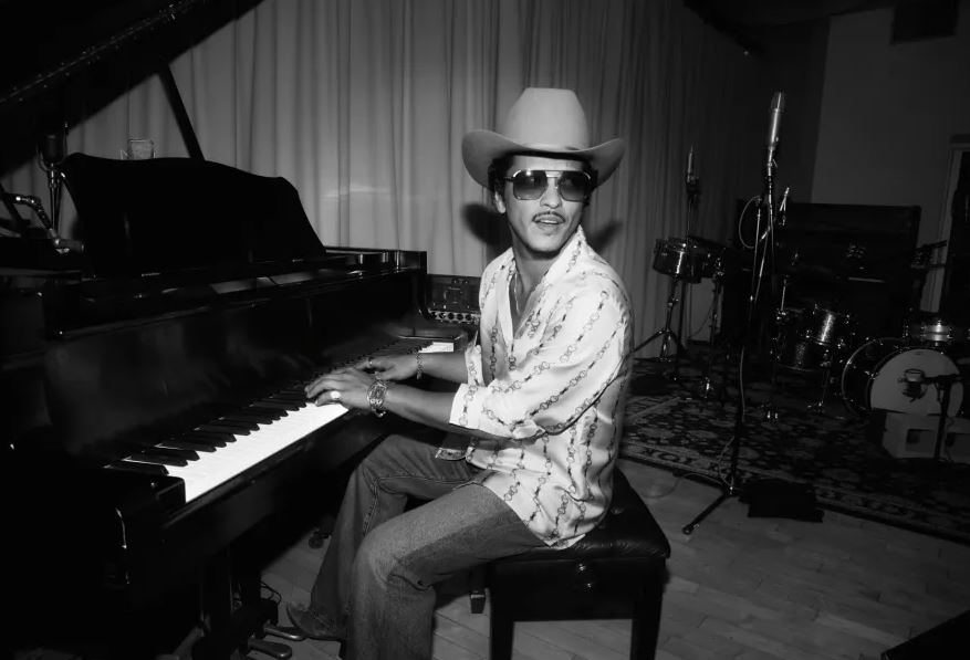 Το «The Romantic» του Bruno Mars κάνει ντεμπούτο στο νούμερο 1 του Billboard 200 Chart