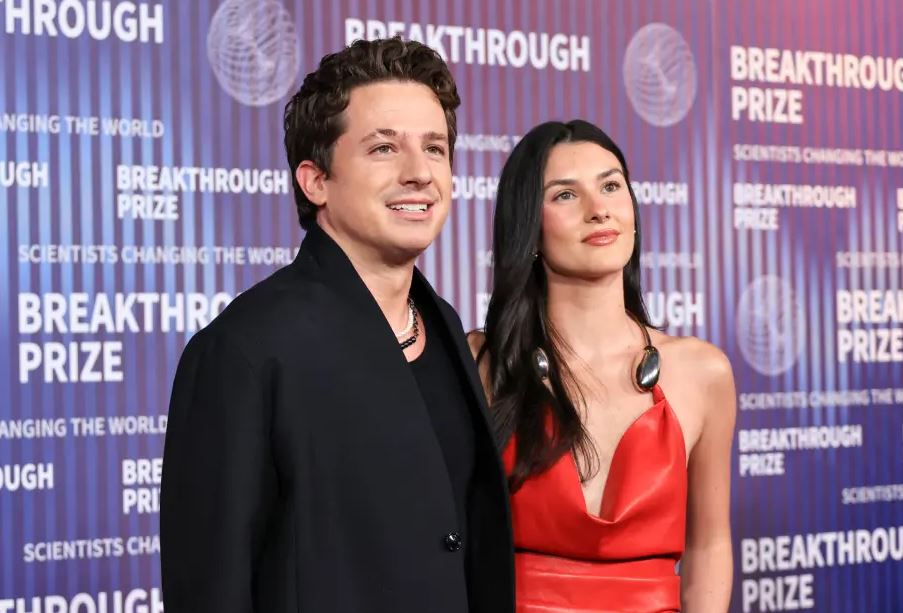 Ο Charlie Puth και η σύζυγός του Brooke Sansone καλωσορίζουν το πρώτο τους παιδί