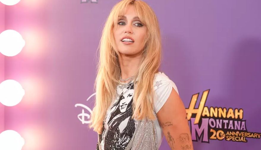 Η Miley Cyrus κυκλοφορεί single από το επεισόδιο για την 20ή επέτειο της σειράς «Hannah Montana»