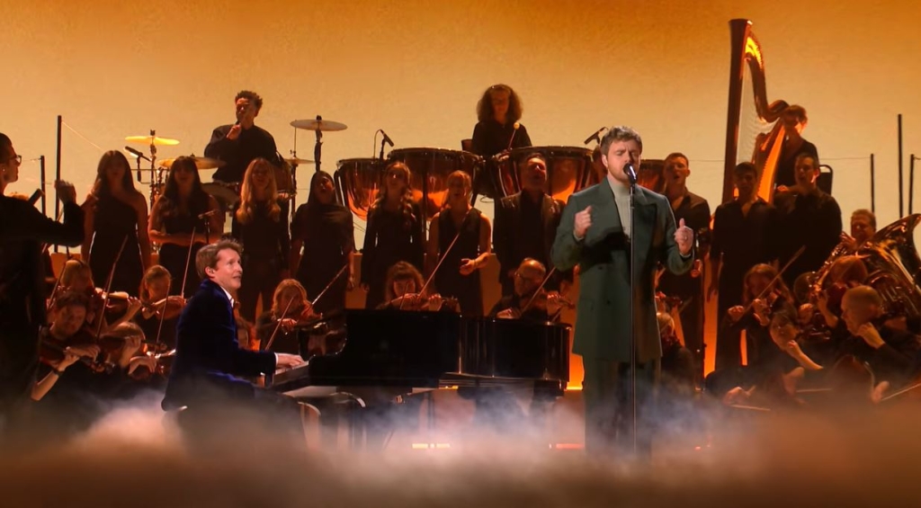 Ο James Blunt με τον Alex Warren για την ορχηστρική εκτέλεση του «Ordinary» στα BRITs 2026