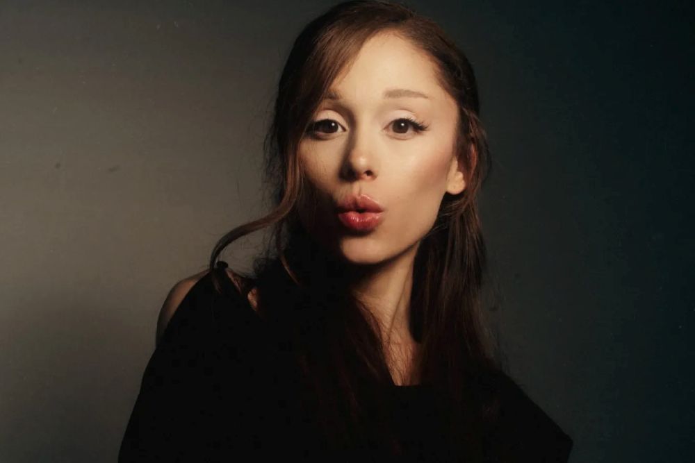 Η Ariana Grande ανακοίνωσε το νέο της άλμπουμ «Petal»