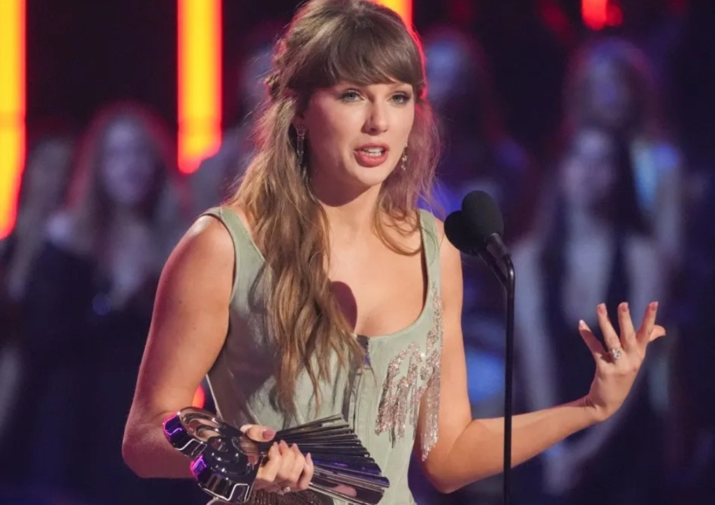 Η Taylor Swift τιμά την Ελίζαμπεθ Τέιλορ με νέο βίντεο-έκπληξη